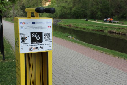 Samoobsługowa rowerowa stacja naprawcza